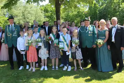 Proklamation des Kinderthrons in Gehlenberg (vorne von links): Rolf Behnen, Paul Book,  Karla Sch&ouml;ning, Johann Kr&ouml;ger, Elisa Immken, Ina Jungsth&ouml;fel, Ole Hilling, Theo Albers, Leoni Wendeln, Hermann Olliges, Marlene und Johannes Behnen. Foto: Anni Knipper