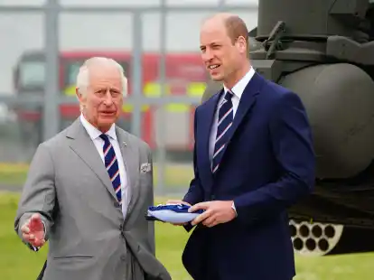K&ouml;nig Charles III. (l) und Prinz William beim Besuch des Army Aviation Centre.