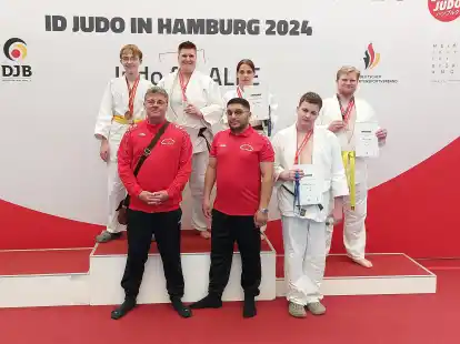 Erfolgreich in Hamburg am Start: (von links oben) Leon Bertram, Anna Goldenstein, Sonja Cramer und Florian Hartema sowie (unten von links) Klaus Ewald (SG Trainer), Naim Jahjic (SSV-Trainer) und Hanke Diekmann.
