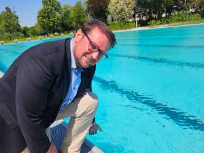 Fühlt schon mal zur Probe: 24 Grad Celsius hat das Wasser im Schwimmerbecken, weiß Emdens Oberbürgermeister Tim Kruithoff (parteilos).