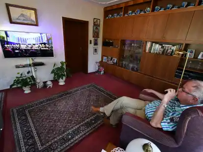 In seinem Wohnzimmer schaut L&uuml;deke sich gern die Aufzeichnung der Auff&uuml;hrung seines Marsches in der Bremer Glocke an. Bild: Thorsten Konkel