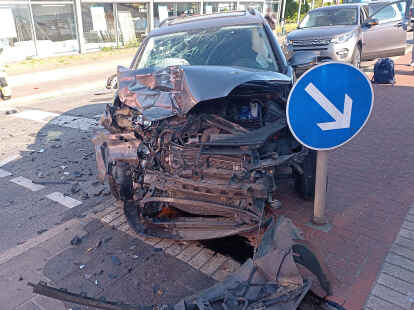 Der VW Golf des mutmaßlichen Unfallverursachers in Bremerhaven-Lehe wurde stark beschädigt.