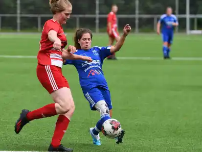 Die VfL-Frauen (rechts Katharina Schmidt) gewannen ihr letztes Saisonspiel beim SV Leybucht mit 5:1.