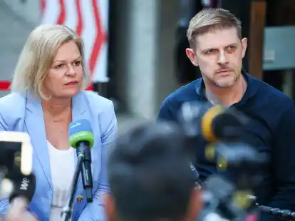 Bundesinnenministerin Nancy Faeser und Europaabgeordneter Matthias Ecke sprechen nach einer Wahlkampfveranstaltung der s&auml;chsischen Sozialministerin mit Journalisten.