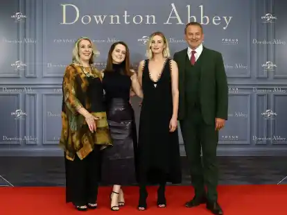 Die Schauspieler Phyllis Logan (l-r), Sophie McShera, Laura Carmichael und Hugh Bonneville bei einem Fototermin zum Kinostart des Films 