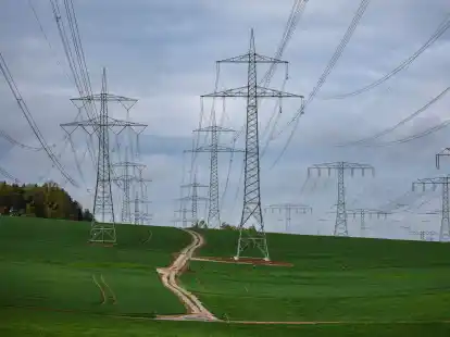 Der Bau ober- statt unterirdischer Stromtrassen soll Zeit und Geld sparen.