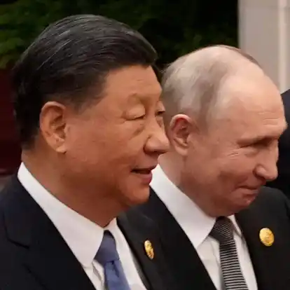 Der chinesische Präsident Xi Jinping (l) und der russische Präsident Wladimir Putin: Putin will im Mai China besuchen.