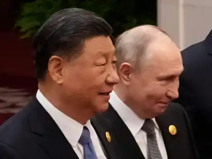 Der chinesische Pr&auml;sident Xi Jinping (l) und der russische Pr&auml;sident Wladimir Putin: Putin will im Mai China besuchen.