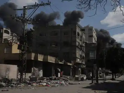 Die israelische Armee teilte am Montag mit, dass sie ihre Offensive im Gazastreifen intensiviert hat und 120 Ziele - unter anderem in Rafah-Stadt - angreift.