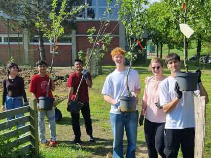 Vier neue Obstbäume gibt es für den Schulgarten. Die werden von den Schülerinnen und Schülern eingepflanzt.