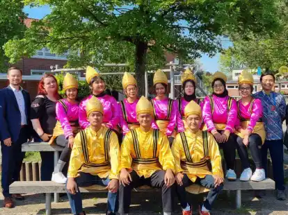 <p>                Die Sch&uuml;lerinnen und Sch&uuml;ler aus Indonesien pr&auml;sentierten Dr. Reinhard Aulke (v. l.), Dr. Roniyus Marjunus und Malte Tammeus  ihre traditionelle Kleidung.              </p>