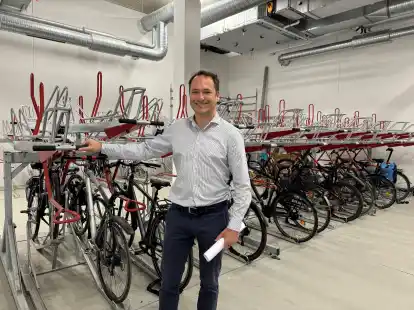 Abrahamquartier &ndash; Vivum Services-Gesch&auml;ftsf&uuml;hrer Nico Grimm zeigt den Fahrradraum mit 136 Pl&auml;tzen.
