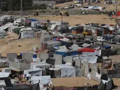 Ein Lager f&uuml;r intern vertriebene Pal&auml;stinenser in der N&auml;he der Grenze zu &Auml;gypten. (Omar Ashtawy/APA Images via ZUMA Press Wire/dpa)