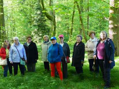 Die Wittmunder Frauen-Loge Movemus feiert in diesem Jahr 30-jähriges Bestehen. Aus diesem Anlass besuchte die Gruppe den Wittmunder Wald.