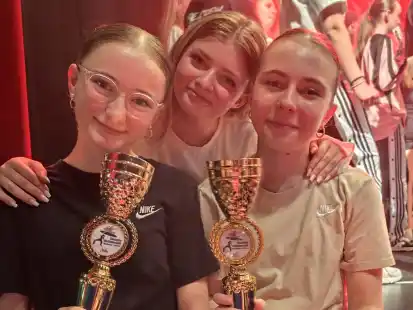 Emilia Marjanovic und Lotta Kleinow freuten sich mit Trainerin Lilli von Oehsen bei den „Deutschen“ über den Open-Showcase-Sieg in der Altersklasse 1.