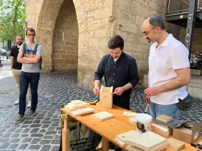 Wahlkampf der Gr&uuml;nen in Th&uuml;ringen: Alaa Alhamwi (rechzs) aus Oldenburg sieht Max Rechke beim Nistk&auml;stenbau &uuml;ber die Schulter.