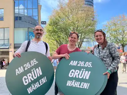Vor dem Jentower in Jena: Alaa Alhamwi, Heiko Knopf und Kathleen L&uuml;tzkendorf