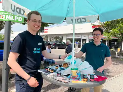 Aus Beverbruch (Kreis Cloppenburg) nach Erfurt gezogen: Johannes Grote (links) beim Wahlkampfeinsatz der CDU auf dem &bdquo;Platz der Freundschaft&ldquo;