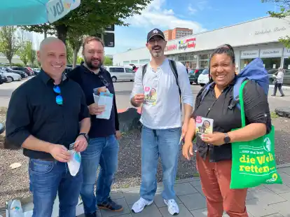 Miteinander am CDU-Wahlkampfstand im Erfurter Stadtteil Rieth (V.li.): Andreas Horn, Michael Hose (beide CDU), Alaa Alhamwi aus Oldenburg und Ministerin Doreen Denst&auml;dt (Gr&uuml;ne)