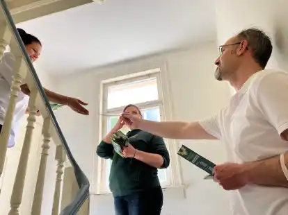 Wahlkampf im Treppenhaus: Alaa Alhamwi (rechts) &uuml;berreicht einer Hausbewohnerin in Jena einen Info-Zettel.