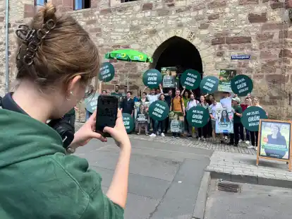 Teambuilding: Eine Mitarbeiterin fotografiert in Jena das Wahlkampfteam der Gr&uuml;nen