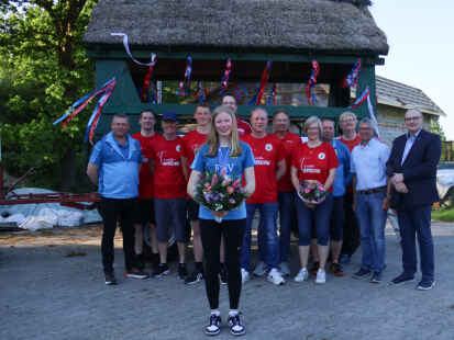 Feierlicher Empfang für Mandy Sanders (vorne) in Reitland: Die 17-Jährige ist bei der Friesensport-EM in ihrer Klasse Europameisterin mit der Hollandkugel geworden.