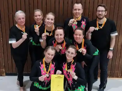 Ihre verdienten Goldmedaillen zeigten die Mitglieder der Startgemeinschaft 1. TSC Dancemotion/Oldenburger TB.