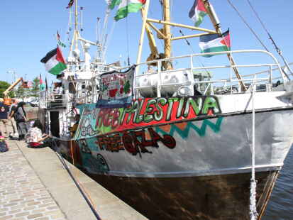 Der norwegische Fischkutter „Navaren“ in Bremerhaven. Das kleine Schiff ist ein schwimmender Botschafter mit politischem Auftrag. Die Crew setzt sich für die Menschen in Gaza ein.