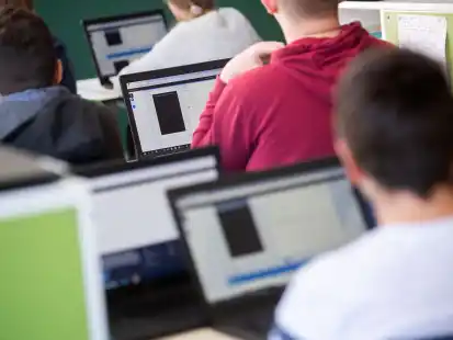 Schülerinnen und Schüler nehmen im Klassenzimmer einer 9. Klasse arbeiten mit Laptops. Wie gut die Qualität deren Nutzung in Schulen ist weiß niemand, schreibt Thomas Haselier.