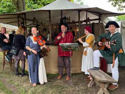 Das mittelalterliche Heerlager in Timmel wird von zeitgenössischer Musik begleitet.