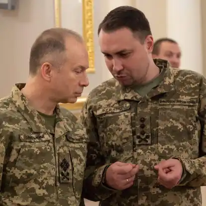 Olexander Syrskyj (l), Oberbefehlshaber der ukrainischen Streitkräfte, und Kyrylo Budanow, Chef des ukrainischen Militärgeheimdienstes HUR.