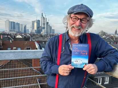 Ist seinem Verlag sprichwörtlich auf das Dach gestiegen: Klaus-Peter Wolf mit seinem neuen Roman „Ein mörderisches Paar - Der Verdacht“ auf dem Dach des Fischer-Verlags in Frankfurt.