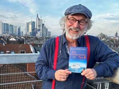 Ist seinem Verlag sprichwörtlich auf das Dach gestiegen: Klaus-Peter Wolf mit seinem neuen Roman „Ein mörderisches Paar - Der Verdacht“ auf dem Dach des Fischer-Verlags in Frankfurt.