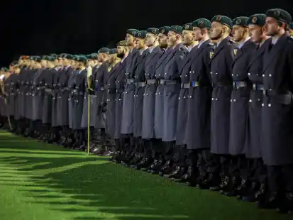 120 Rekrutinnen und Rekruten schworen bei einem Gelöbnisappell  der Bundesrepublik treu zu dienen. (Archivbild)