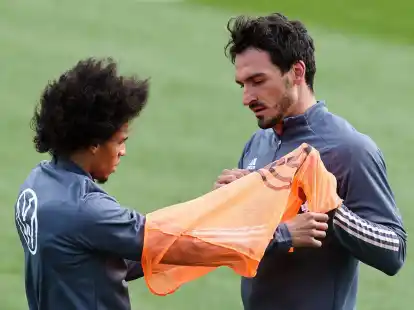 Leroy Sane (l) und Mats Hummels auf dem Trainingsplatz.