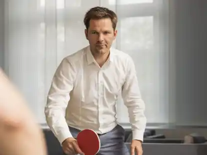 Spielt auch gern einmal Tischtennis: Steffen Krach (SPD), Präsident der Region Hannover