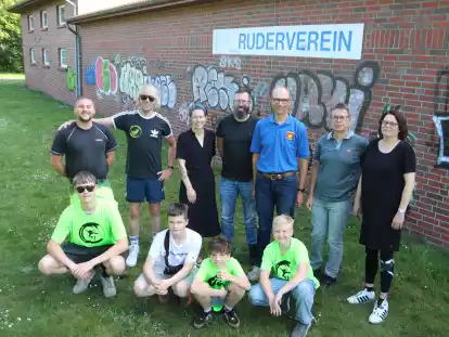 Die Mitglieder des Rudervereins Barßel um Ideengeberin Mona Wolke (3. von links) wollen mit Unterstützung von Michael Bohnen (stehend 2.v.l.) und seinen Jungs das neue Graffiti-Projekt am Vereinsheim in Barßel realisieren.