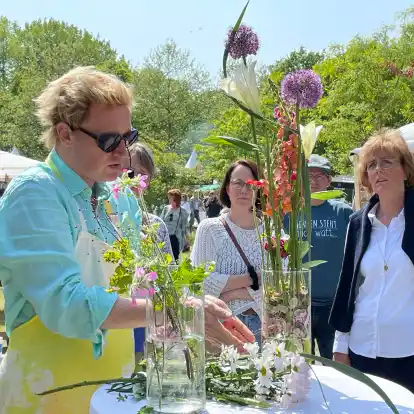 Am Pfingstwochenende findet die 25. Landpartie auf Schloss G&ouml;dens statt. Unter anderem gibt es Blumen, ausgefallene Dekorationen, exquisiter Schmuck, Mode und Feinkostartikel von rund 150 Ausstellern.