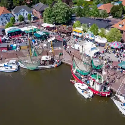 Rund um den Alten Hafen werden &uuml;ber Pfingsten wieder die Hooksieler Heringstage gefeiert.