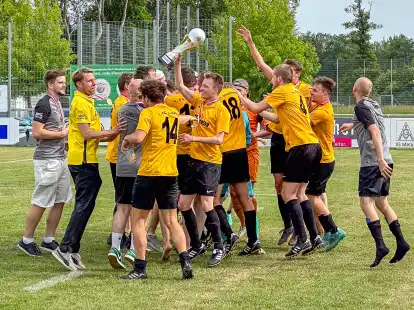 Vor einem Jahr feierte das FCO-Team von Trainer Christian Fels (lange Hose) den Kreispokal-Triumph nach einem Finalsieg in Rastede gegen den FC Zetel.