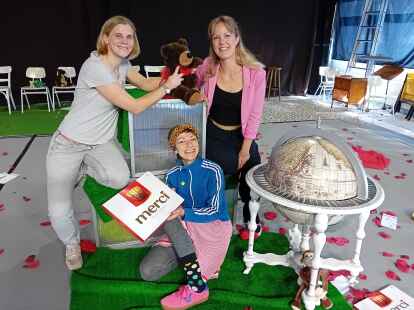 Zu einem Fest der Gefühle laden die Spielclubs der Jungen Landesbühne und der Bürgerbühne ins TheOs Wilhelmshaven ein: (von links) Stefanie Kaufmann, Caroline Wybranietz und Katie Riebschläger.