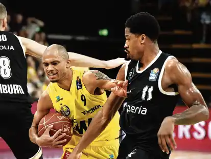 Bekam die ganze K&ouml;rperlichkeit der G&auml;ste zu sp&uuml;ren: Oldenburgs Spielmacher Geno Crandall (links) im Duell mit dem Hamburger William Christmas