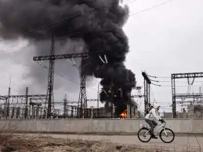 Durch einen der heftigsten Luftangriffe in mehr als zwei Jahren Angriffskrieg hat Russland in der Vorwoche schwere Schäden am Energiesystem der Ukraine angerichtet. In der ostukrainischen Großstadt Charkiw fiel der Strom komplett aus.