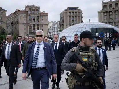 US-Außenminister Antony Blinken (M) geht über den Unabhängigkeitsplatz in Kiew.