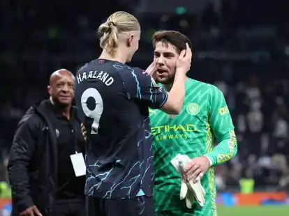 City-Star Erling Haaland (l) bedankt sich bei Torwart Stefan Ortega.