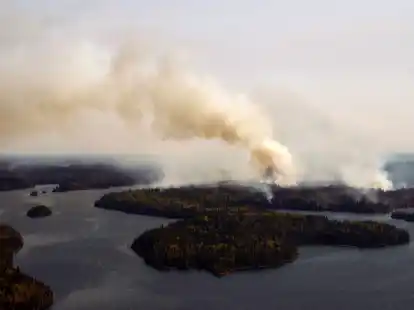 Ein Waldbrand im Norden Manitobas in der Nähe von Flin Flon.