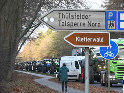 Bei einem Unfall auf der B72/Ecke Thülsfelder Straße ist ein Landwirt im Januar verletzt worden. Er kam mit einem Rettungshubschrauber in ein Krankenhaus.
