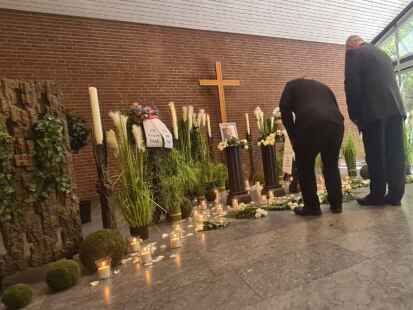 Rund 100 Menschen nahmen auf dem Friedhof Spadener Höhe an der Trauerfeier für den verstorbenen griechischen Kellner Kosta Fasulas teil