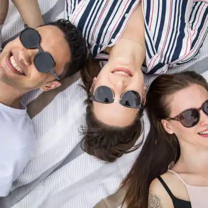 Sonnenbrillen sollen die Augen schützen. Die Tönung der Gläser alleine sagt jedoch nichts darüber aus, wie gut diese die UV-Strahlung wegfiltern.
