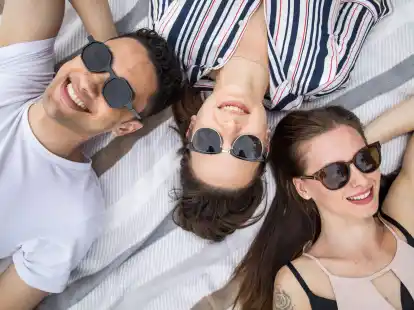 Sonnenbrillen sollen die Augen schützen. Die Tönung der Gläser alleine sagt jedoch nichts darüber aus, wie gut diese die UV-Strahlung wegfiltern.